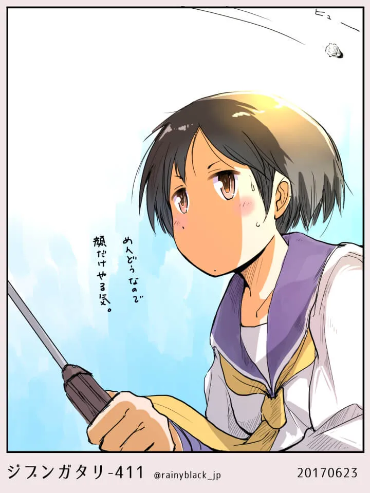セーラー服の女性が真剣な表情で何かを持つ