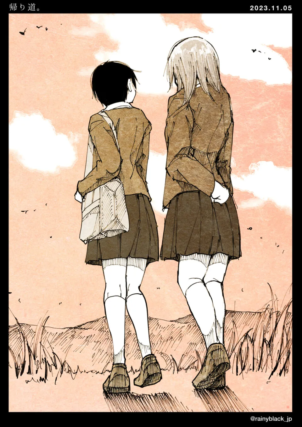 制服の女子二人が草原の道を歩く後ろ姿
