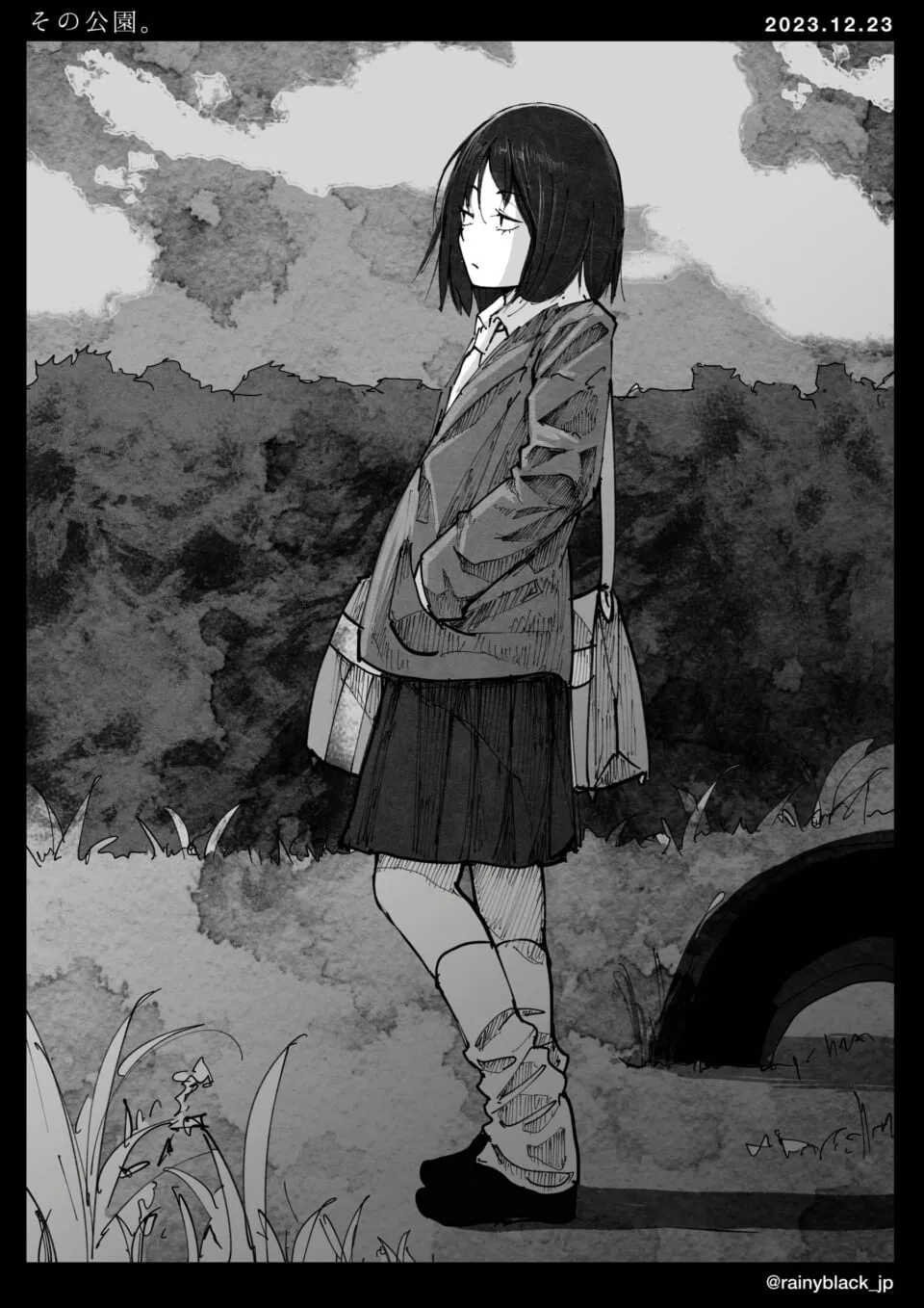 制服の少女が公園で空を見つめる