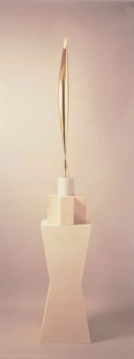 細長い金色の抽象的な彫刻作品