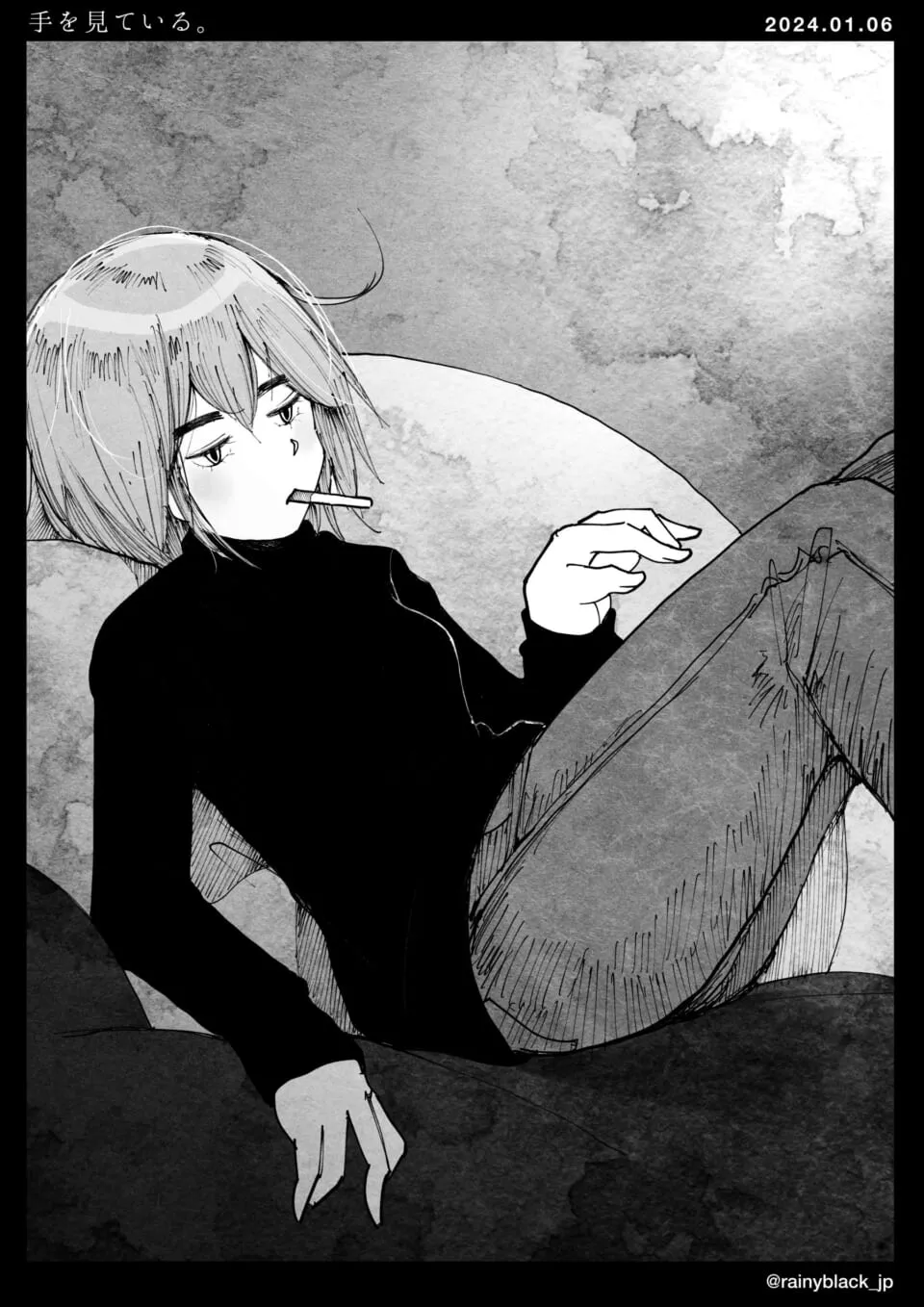 黒タートルネックの人物が手を見つめている