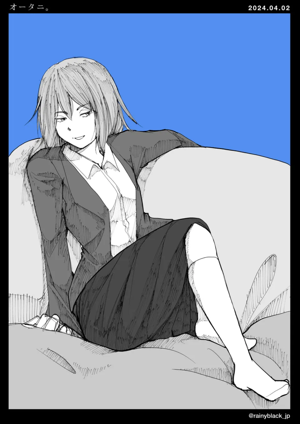 ソファでリラックスするスーツの女性