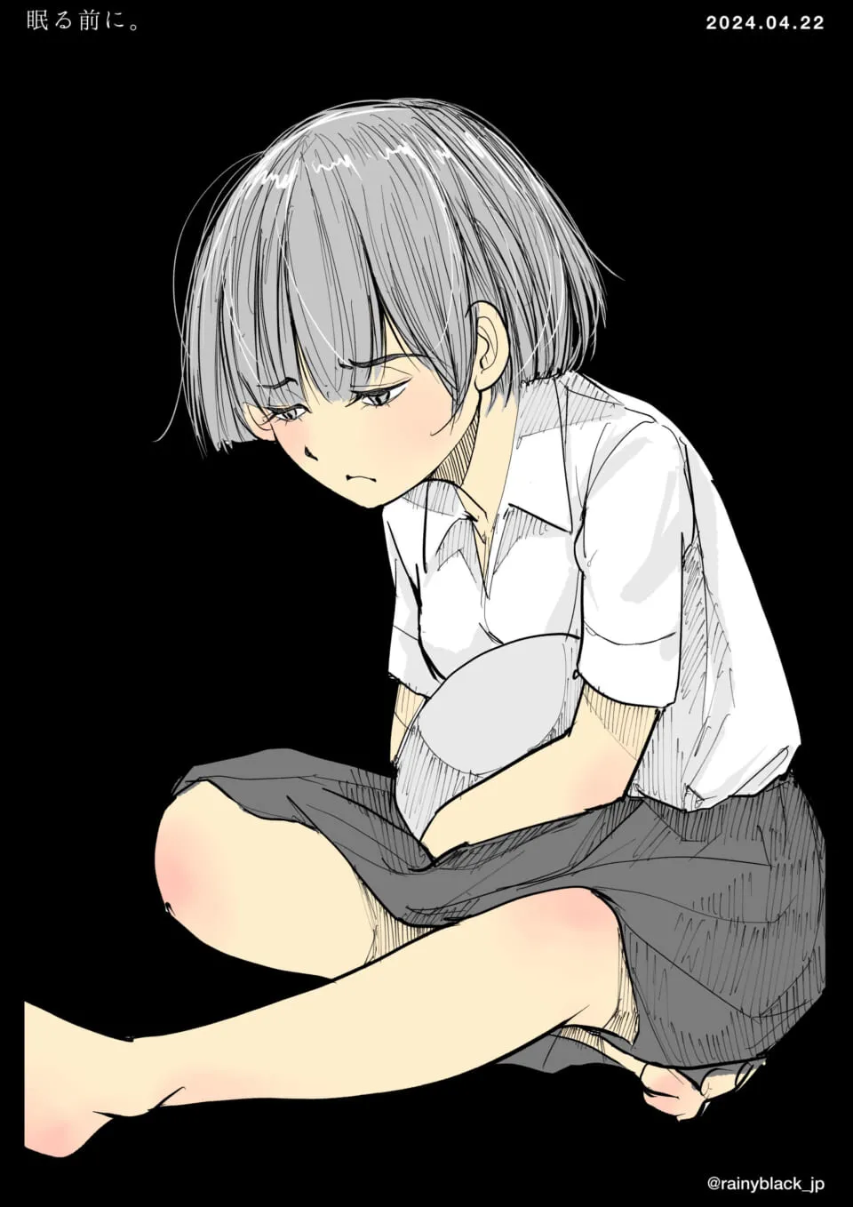 白シャツ黒スカートの少女が抱き枕を抱えて座る