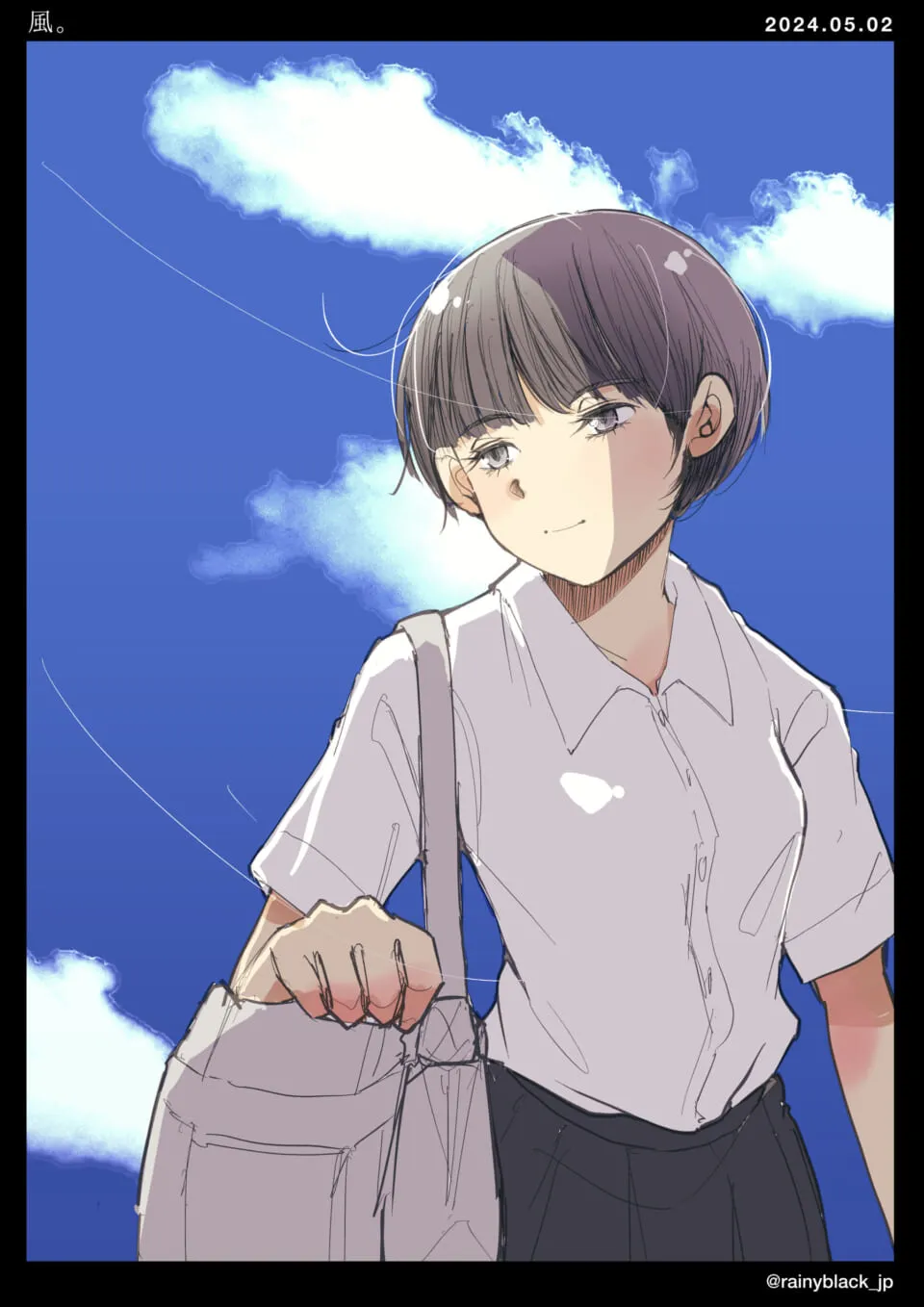 短髪の制服姿の人物が笑顔で鞄を持つ