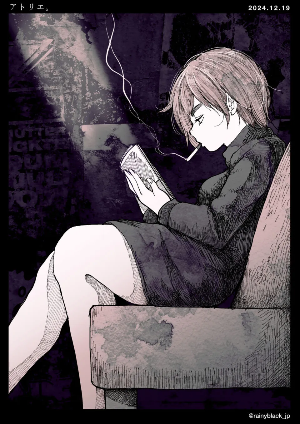 ソファで本を読む短髪の女性が煙をくゆらせている