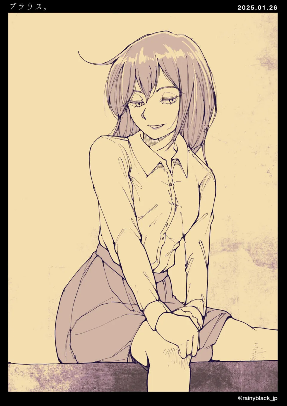 長袖ブラウス姿で微笑む女性が座っている