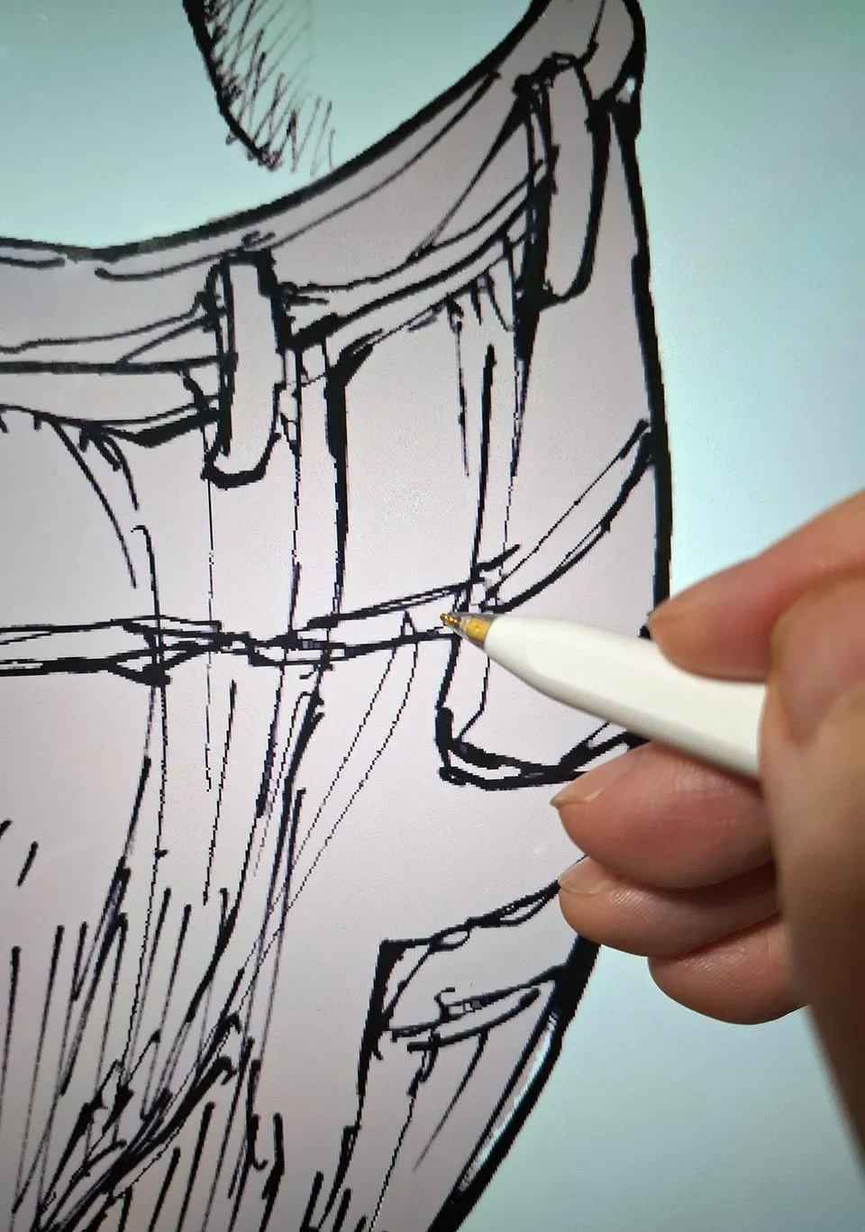 デジタル画にジーンズの線画を描き込む手元