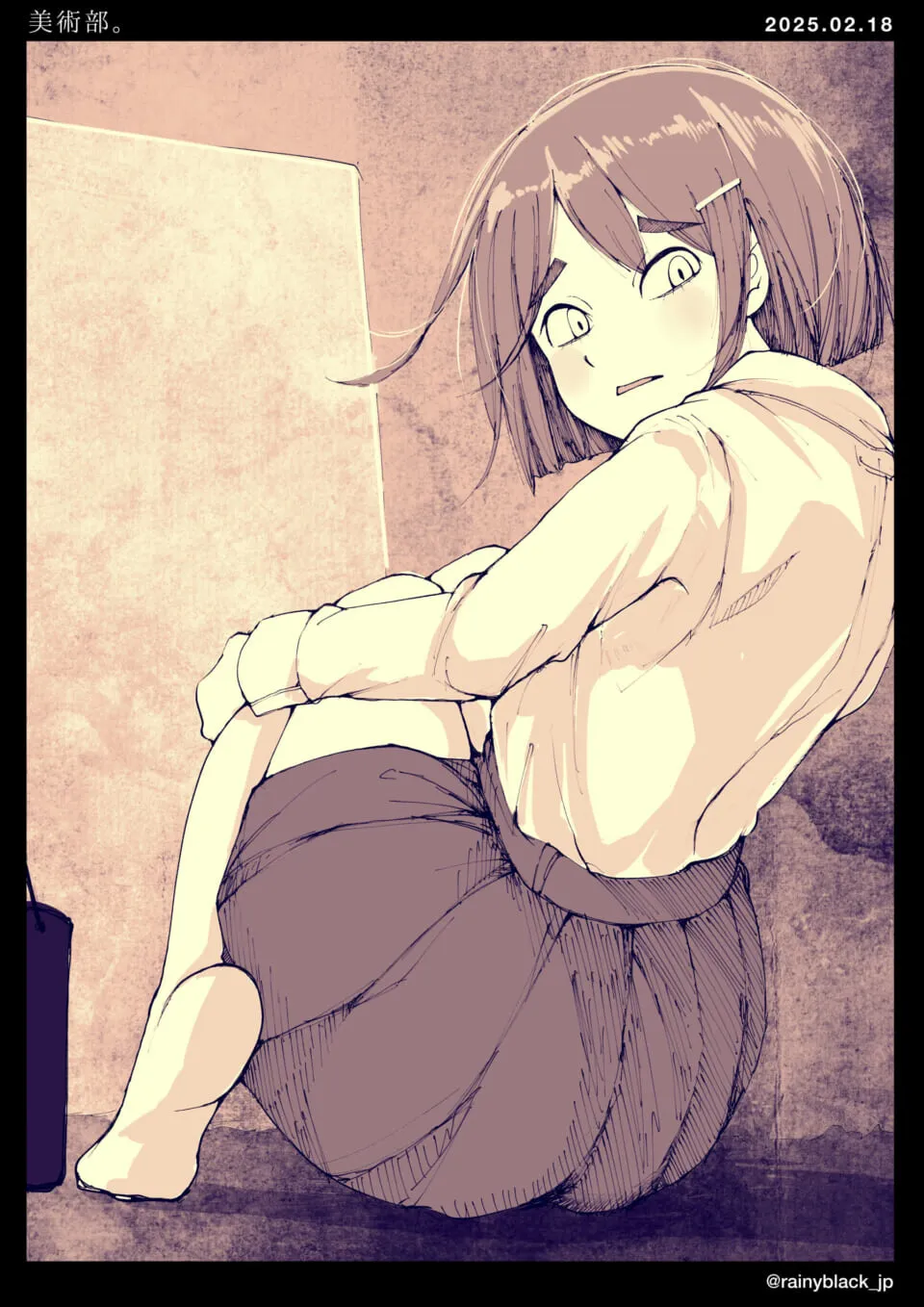 床に座り振り返る若い女性の後ろ姿