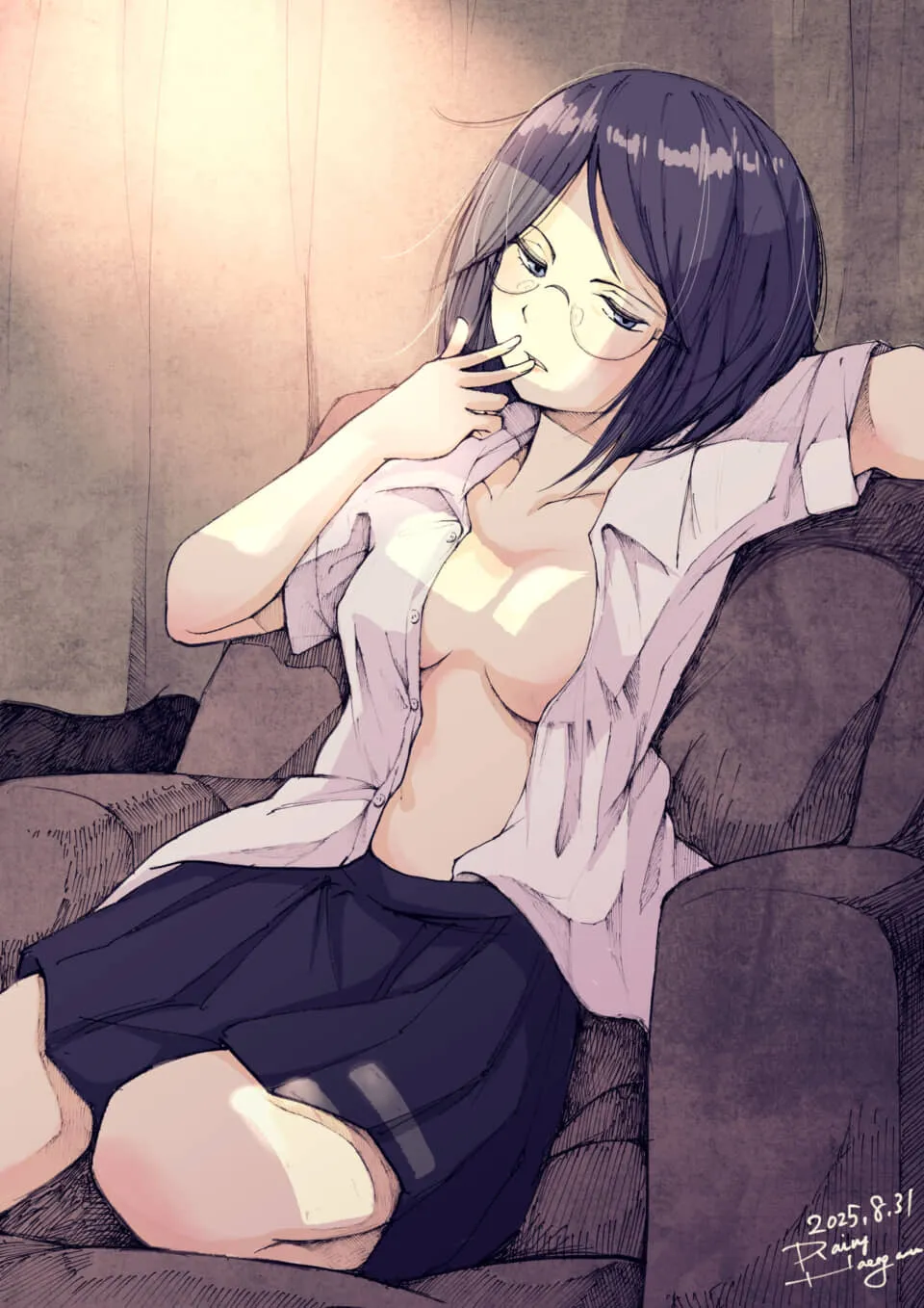 椅子に座るメガネの女性。