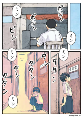 ピアノを弾く男子学生と、音楽室の前に佇む女子学生